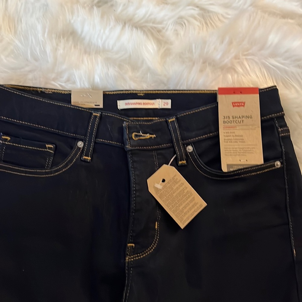 Dark wash, shaping, bootcut jeans.